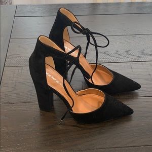 Classic tied pumps.